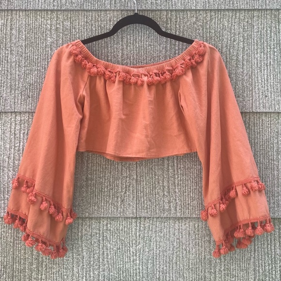 Haut Papaya Épaules Dénudées – Taille S – Avec Pompons – NWT
